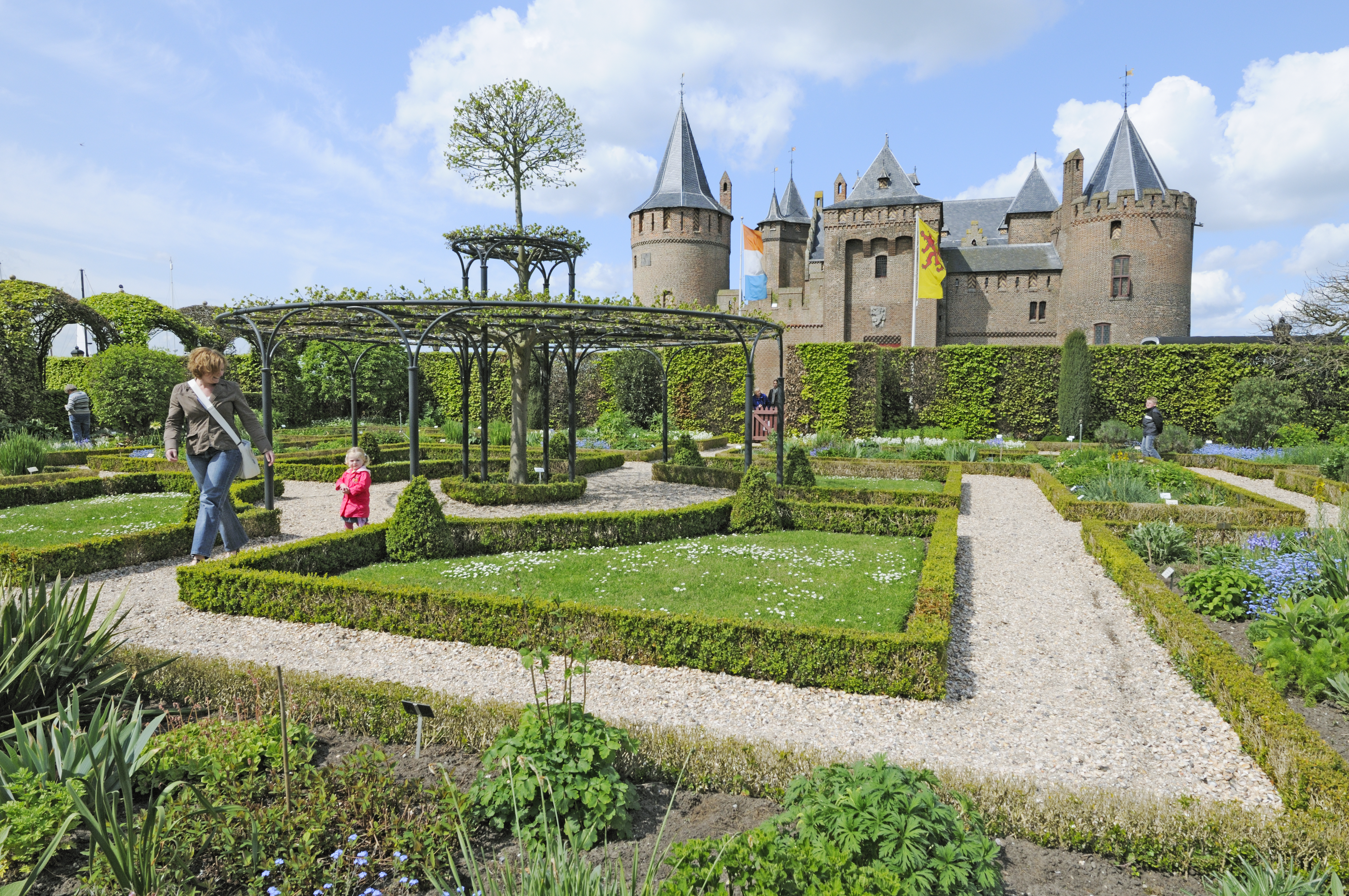 De_Vrijetijdkrant_genoeg_te_beleven_in_gooi_en_vecht_GM_Muiden-tuin-Muiderslot_MVL